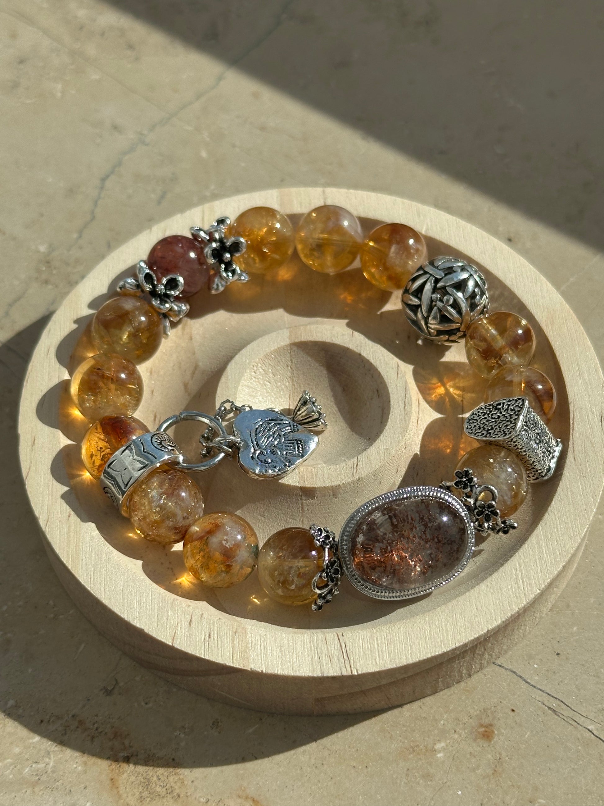 Handgefertigtes Armband aus rutiliertem Quarz mit Herzanhänger, Vintage-Elementen und großem Mittelstein – kraftvoll und elegant