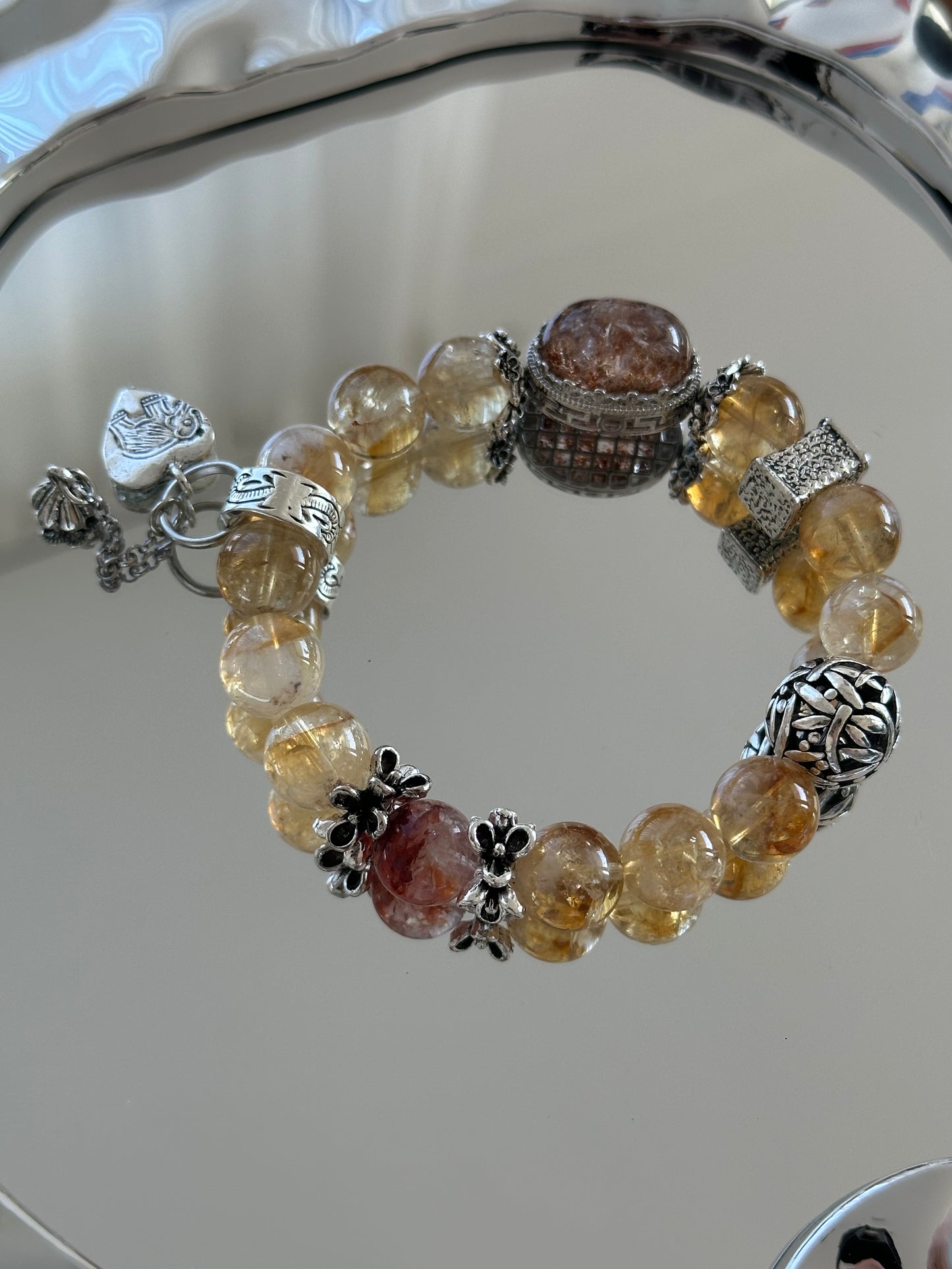 Handgefertigtes Armband aus rutiliertem Quarz mit Herzanhänger, Vintage-Elementen und großem Mittelstein – kraftvoll und elegant