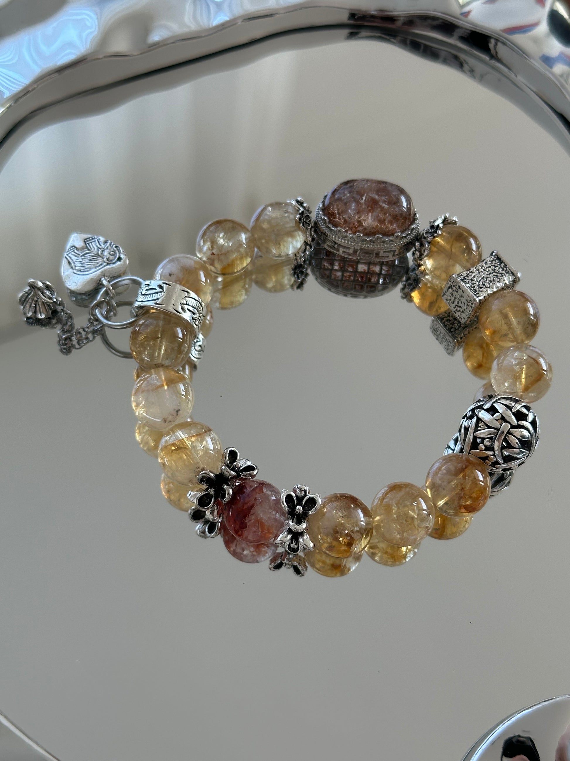 Handgefertigtes Armband aus rutiliertem Quarz mit Herzanhänger, Vintage-Elementen und großem Mittelstein – kraftvoll und elegant