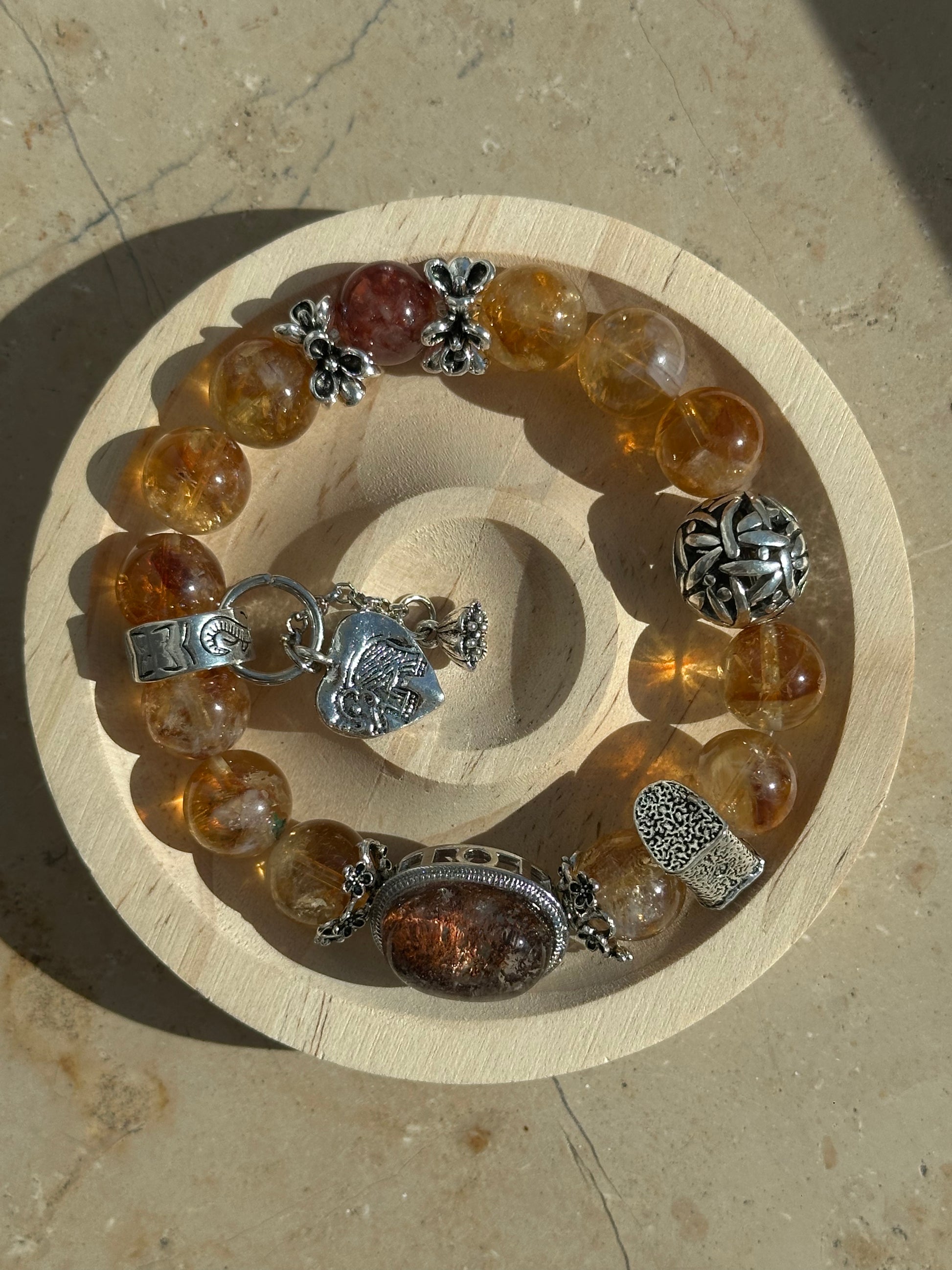 Handgefertigtes Armband aus rutiliertem Quarz mit Herzanhänger, Vintage-Elementen und großem Mittelstein – kraftvoll und elegant