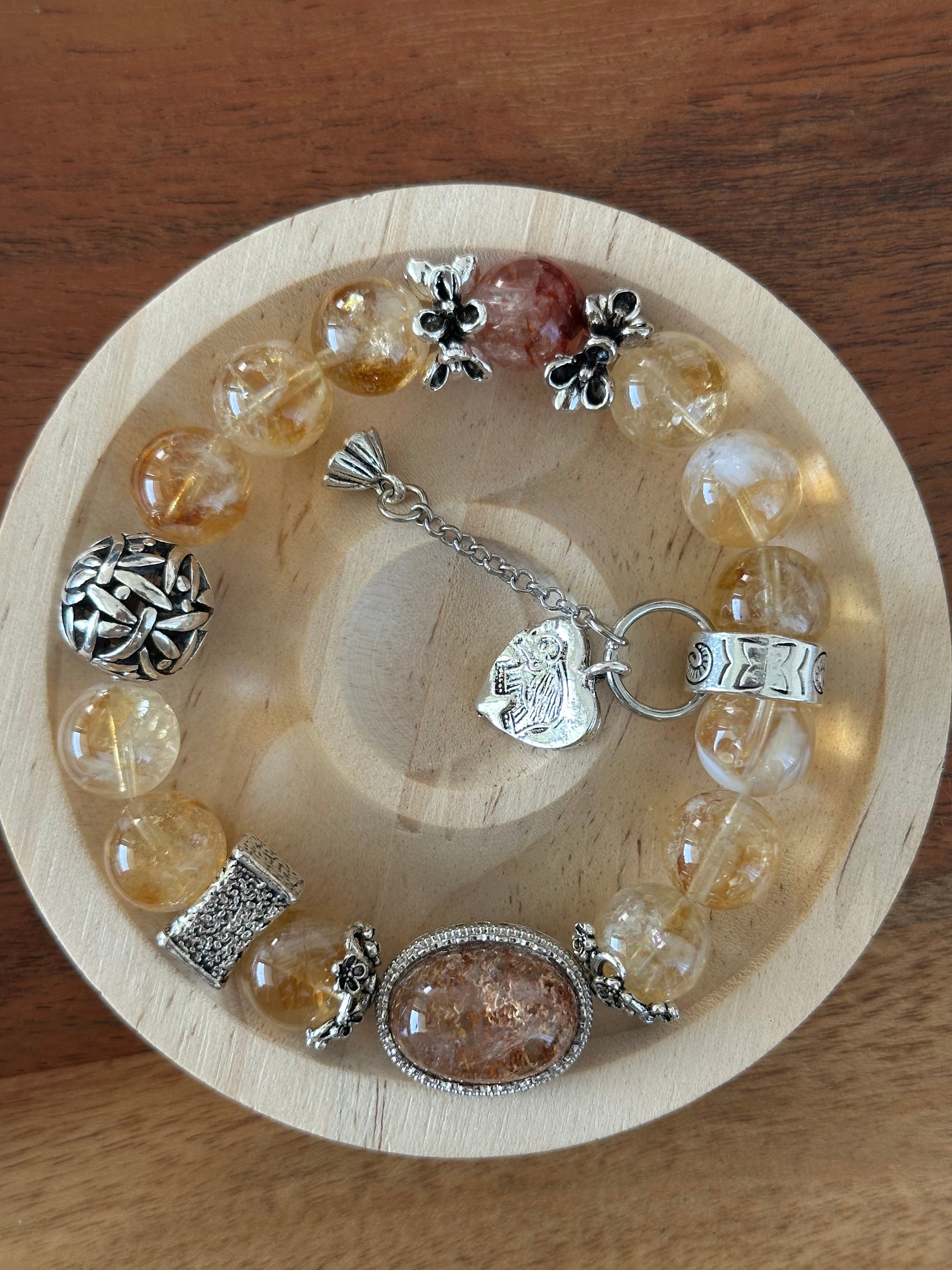 Handgefertigtes Armband aus rutiliertem Quarz mit Herzanhänger, Vintage-Elementen und großem Mittelstein – kraftvoll und elegant