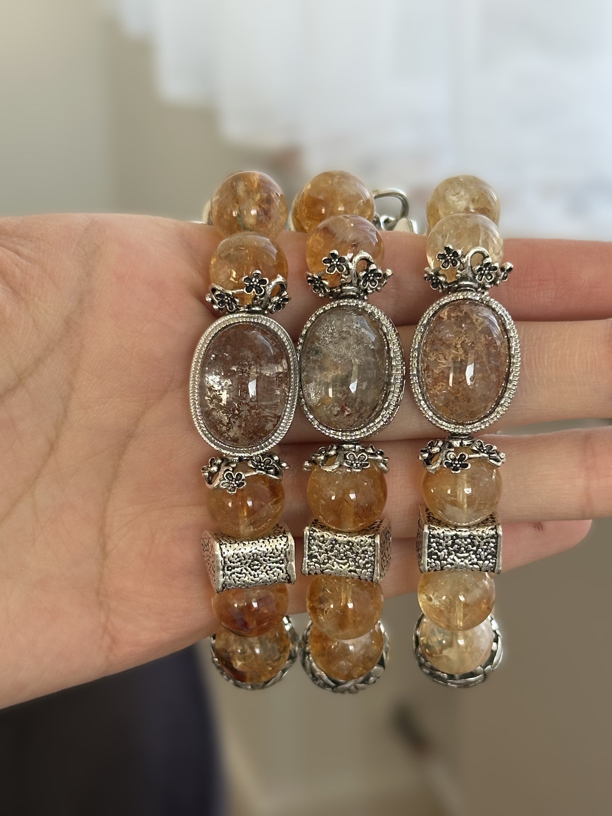 Handgefertigtes Armband aus rutiliertem Quarz mit Herzanhänger, Vintage-Elementen und großem Mittelstein – kraftvoll und elegant
