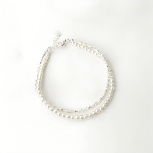 Doppelreihiges Armband aus 925er Silber mit Süßwasserperlen, minimalistisches Design auf weißem Hintergrund