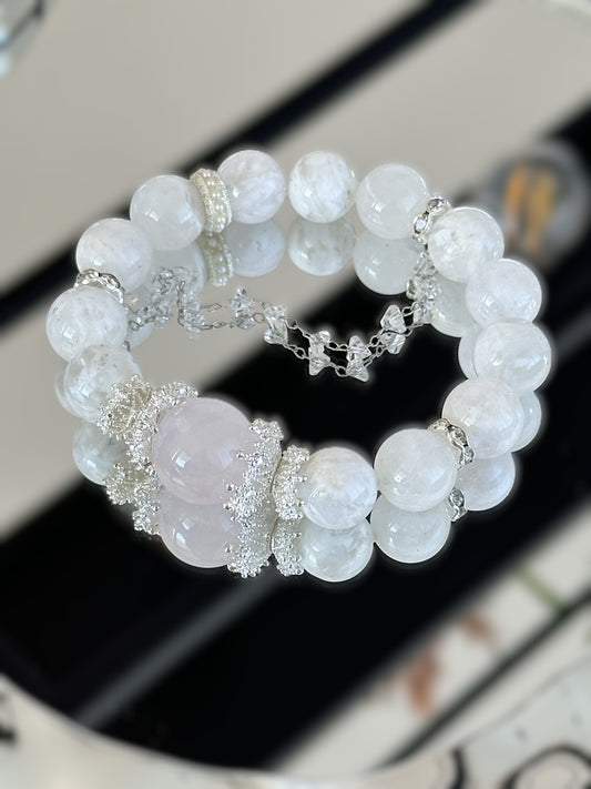 Zartes Armband mit weißen Edelsteinen und einem zentralen Rosenquarz – eleganter Schmuck für Harmonie und Liebe