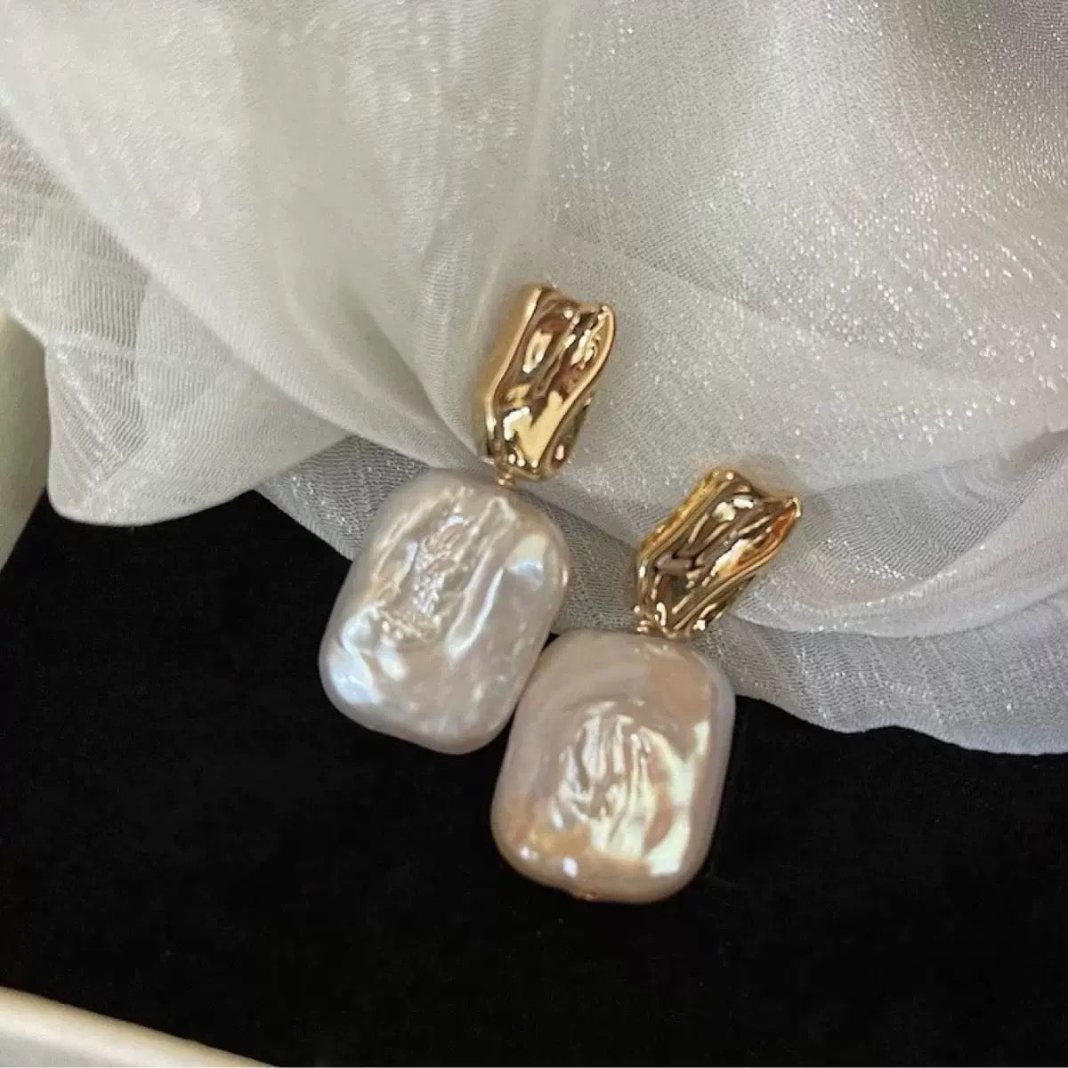 Aurora Perle – Vergoldete Ohrstecker mit Naturperle & 925 Silber Ohrringe - AuraGleam