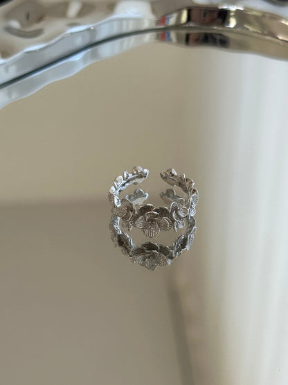 Blütenreigen – 925er Silberring mit floraler Gravur - AuraGleam