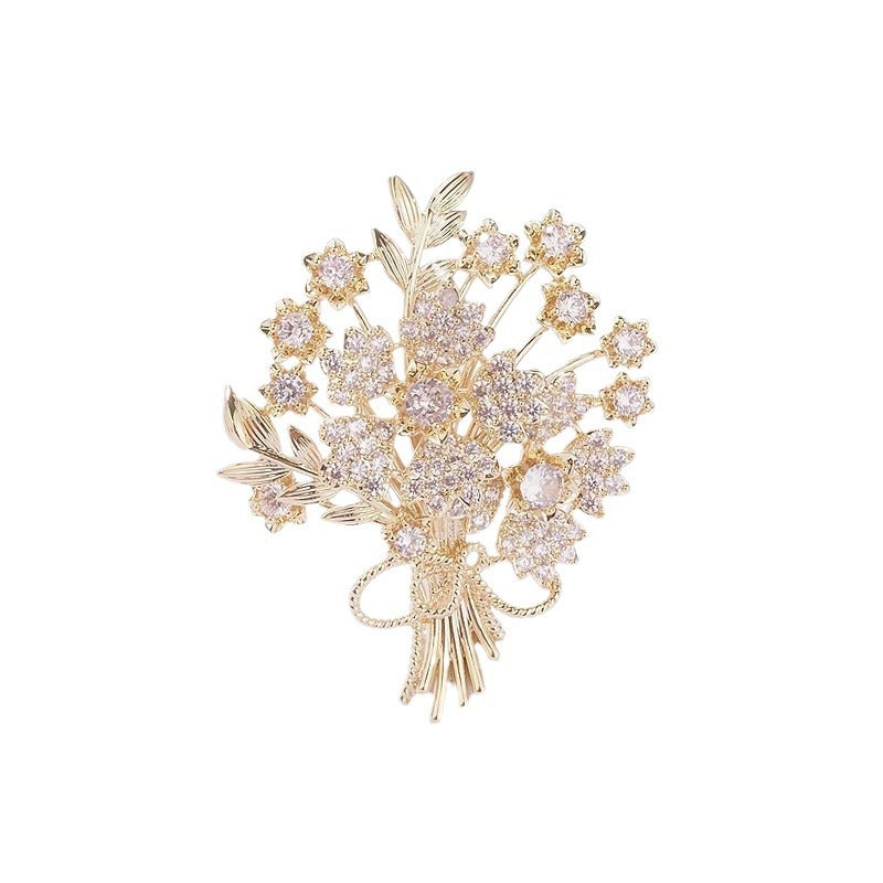 Goldene Strassbrosche in Blumenstrauß-Form mit funkelnden Kristallen – elegantes Accessoire für besondere Anlässe