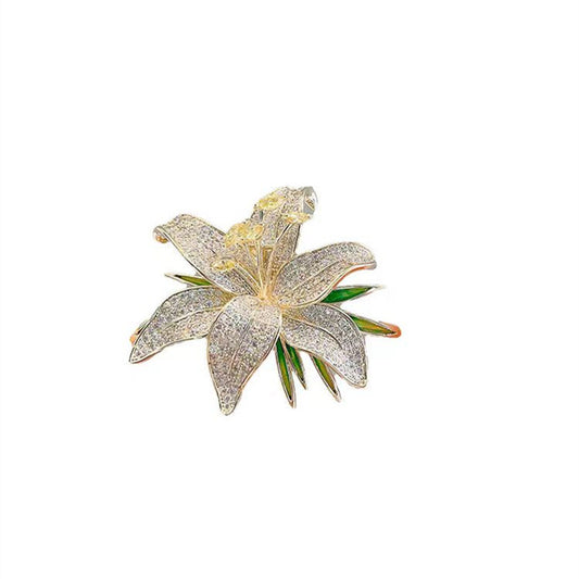 Goldfarbene Lilien-Brosche mit grüner Emaille und funkelnden Zirkonia – eleganter Blütenschmuck mit Naturinspiration