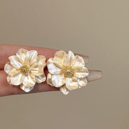 Camellia Éternelle – Ohrstecker mit künstlicher Kamelienblüte und 925 Silber Nadel (französisch inspiriert) - AuraGleam