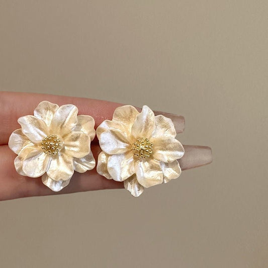 Camellia Éternelle – Ohrstecker mit künstlicher Kamelienblüte und 925 Silber Nadel (französisch inspiriert) - AuraGleam