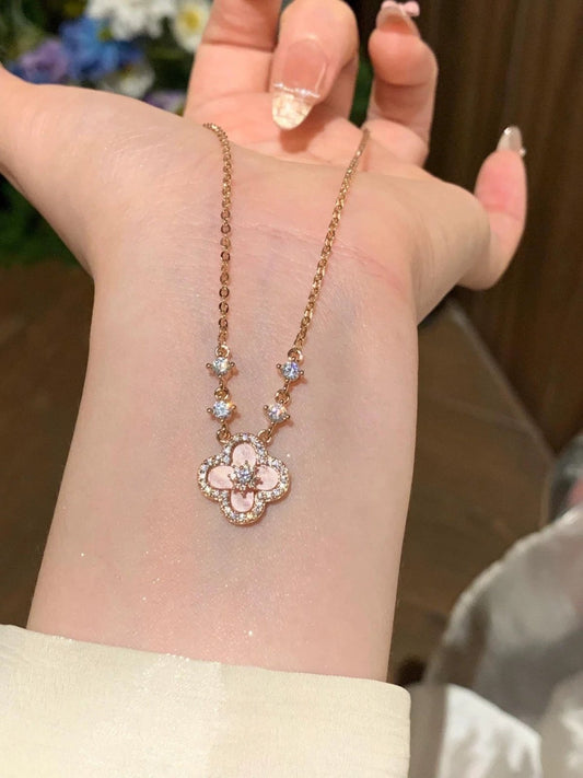 Clover Halskette – Roségoldene Halskette mit Zirkonia und rosa Perlmutt - Blüte, 18K vergoldet - AuraGleam
