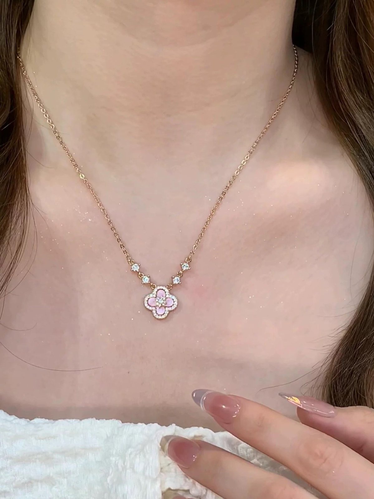 Clover Halskette – Roségoldene Halskette mit Zirkonia und rosa Perlmutt - Blüte, 18K vergoldet - AuraGleam