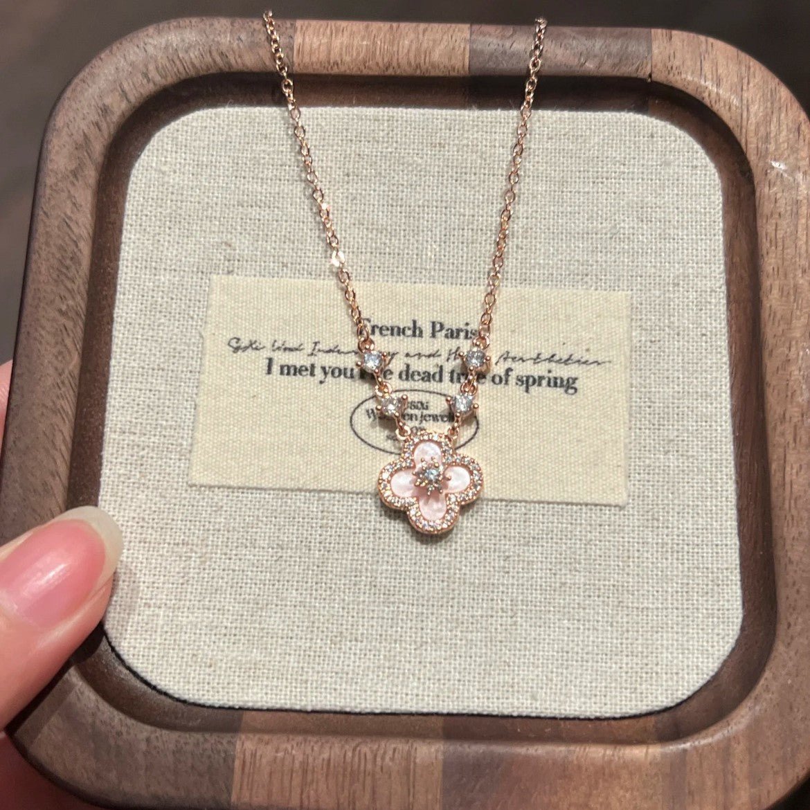 Clover Halskette – Roségoldene Halskette mit Zirkonia und rosa Perlmutt - Blüte, 18K vergoldet - AuraGleam