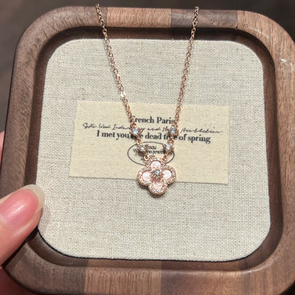 Clover Halskette – Roségoldene Halskette mit Zirkonia und rosa Perlmutt - Blüte, 18K vergoldet - AuraGleam