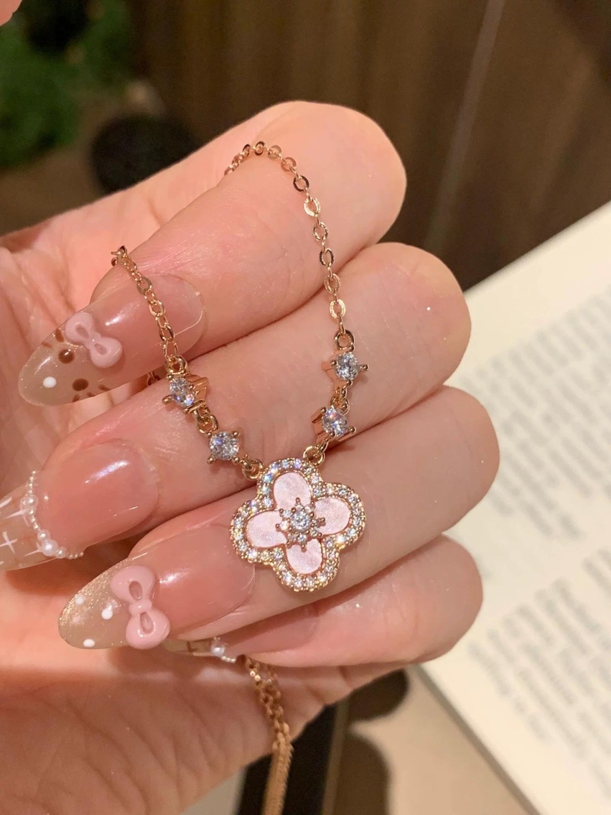 Clover Halskette – Roségoldene Halskette mit Zirkonia und rosa Perlmutt - Blüte, 18K vergoldet - AuraGleam