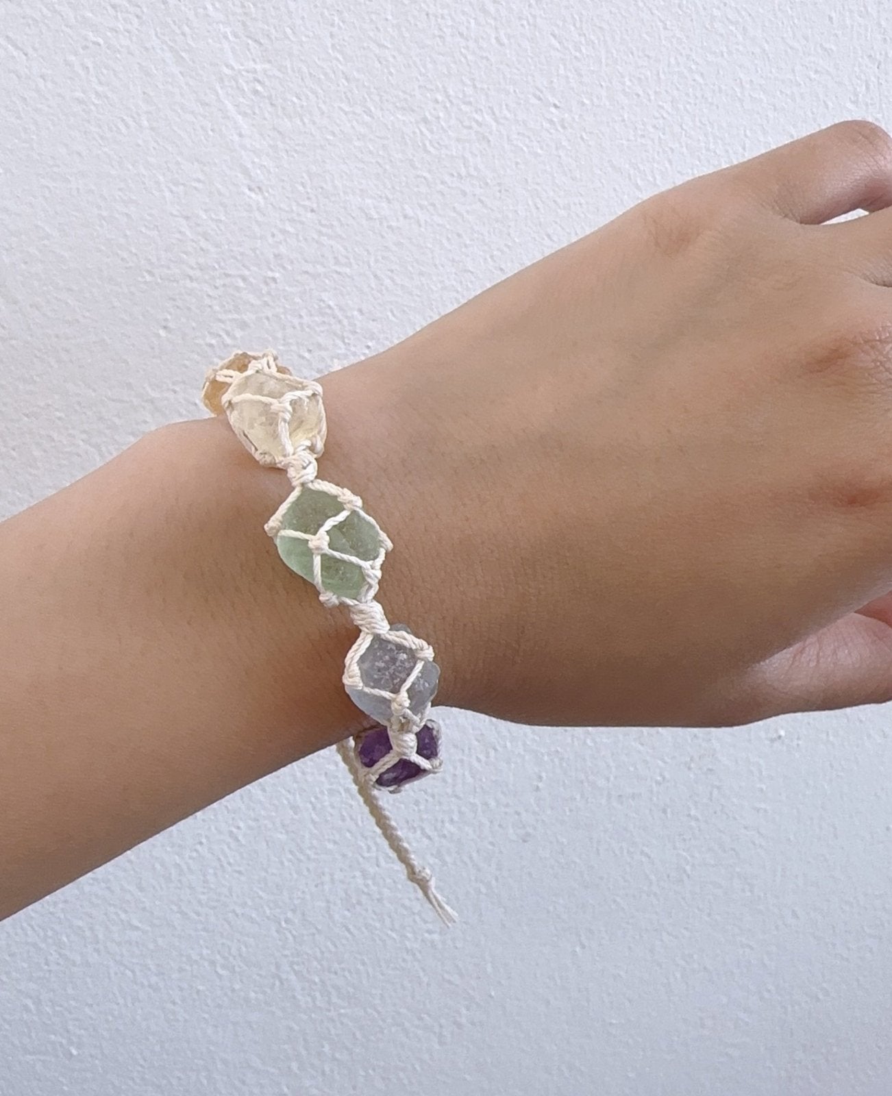 Crystal Candy – Makramee Armband mit Rohsteinen - AuraGleam