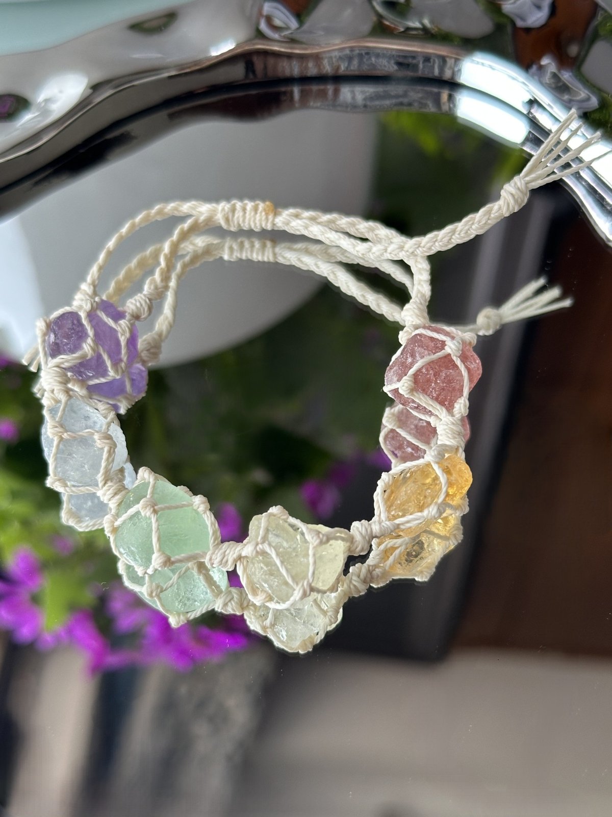 Crystal Candy – Makramee Armband mit Rohsteinen - AuraGleam