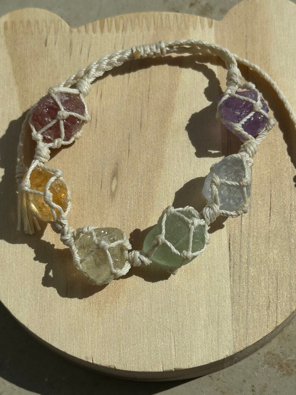Crystal Candy – Makramee Armband mit Rohsteinen - AuraGleam