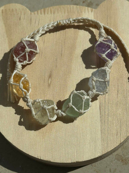 Crystal Candy – Makramee Armband mit Rohsteinen - AuraGleam