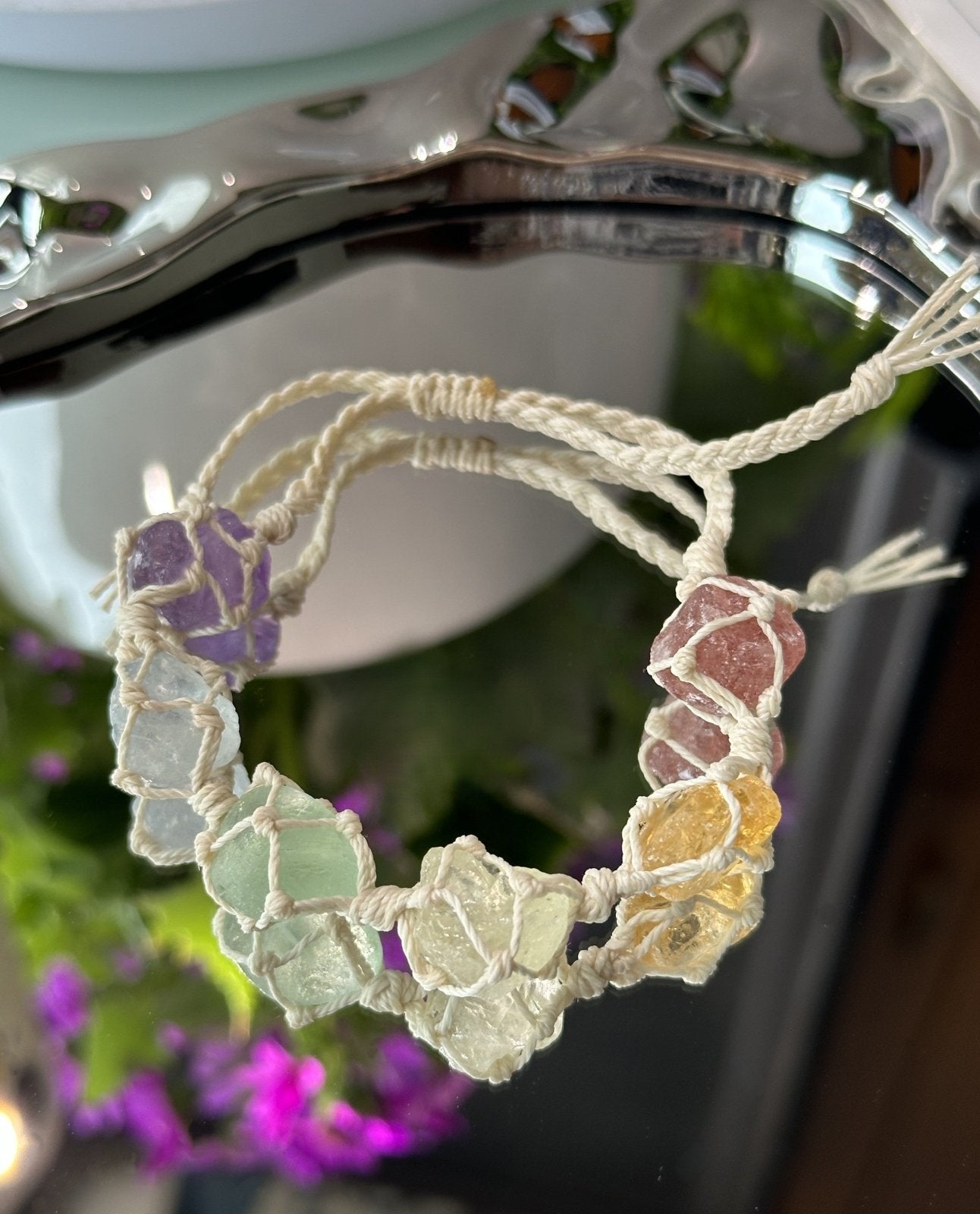 Crystal Candy – Makramee Armband mit Rohsteinen - AuraGleam