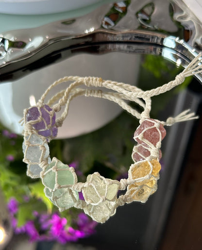 Crystal Candy – Makramee Armband mit Rohsteinen - AuraGleam