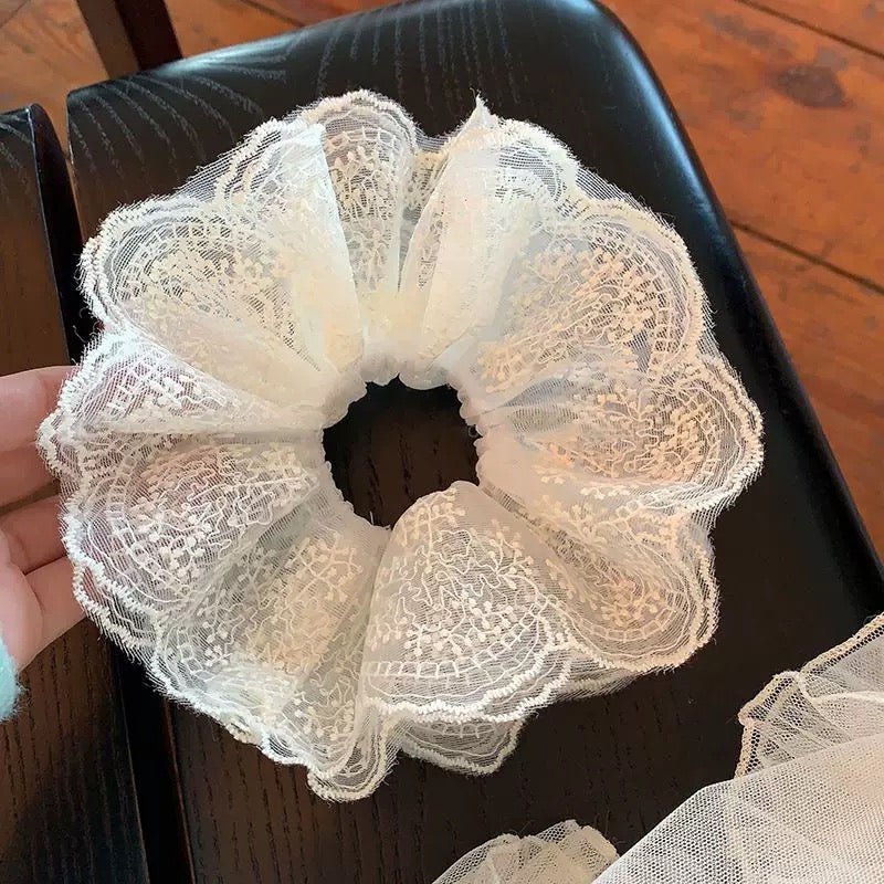Élégance en Weiß – Französisches Spitzen - Haargummi im Vintage - Stil - AuraGleam