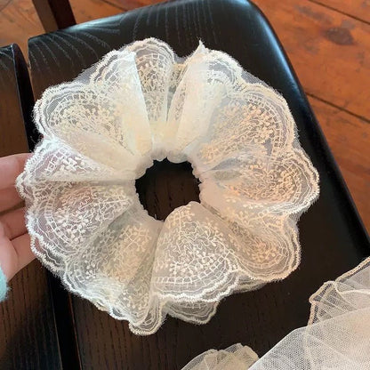 Élégance en Weiß – Französisches Spitzen - Haargummi im Vintage - Stil - AuraGleam