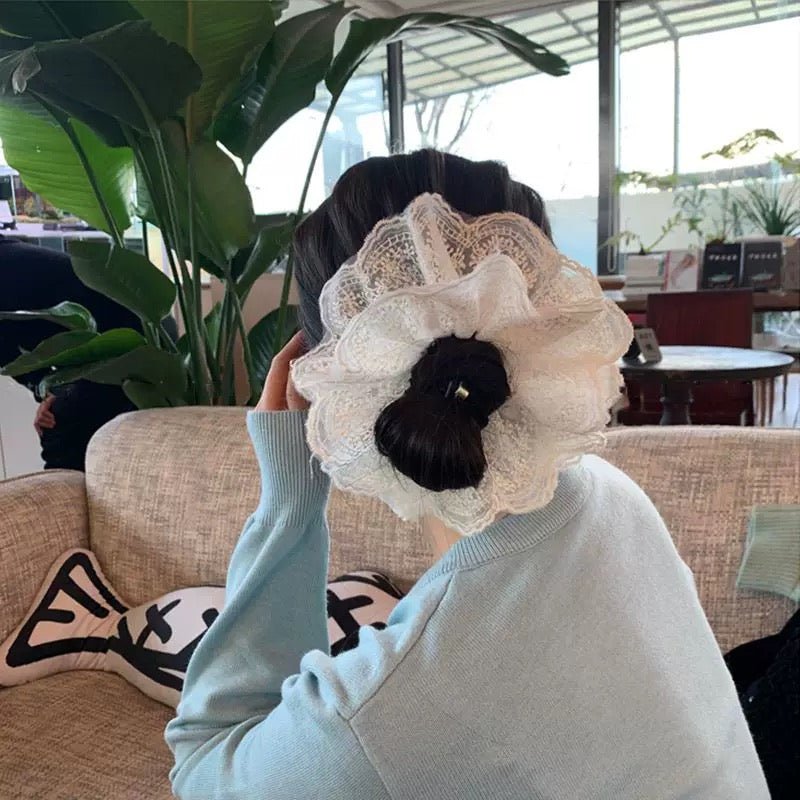 Élégance en Weiß – Französisches Spitzen - Haargummi im Vintage - Stil - AuraGleam