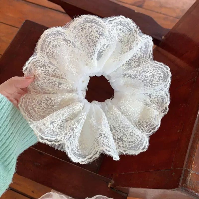 Élégance en Weiß – Französisches Spitzen - Haargummi im Vintage - Stil - AuraGleam