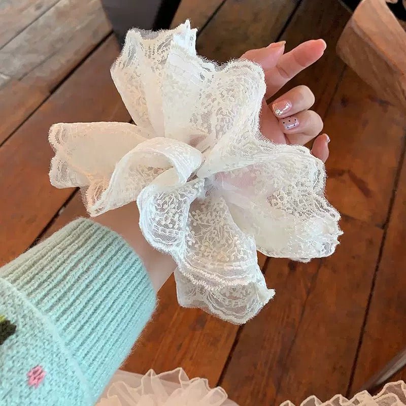 Élégance en Weiß – Französisches Spitzen - Haargummi im Vintage - Stil - AuraGleam