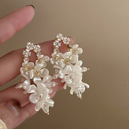 Fleur de Perle – Lange Ohrhänger mit Perlmuttblüten, Zirkonia und Sterling Silber Nadel (französisch inspiriert) - AuraGleam