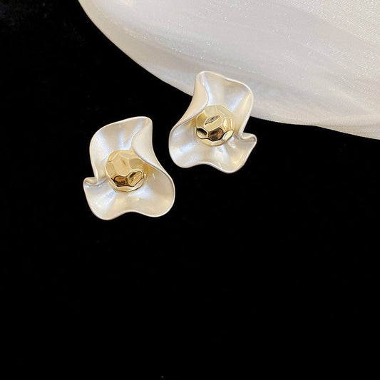 Flora Chic – Vergoldete Silberohrringe mit gefalteten Blüten im minimalistischen Design - AuraGleam
