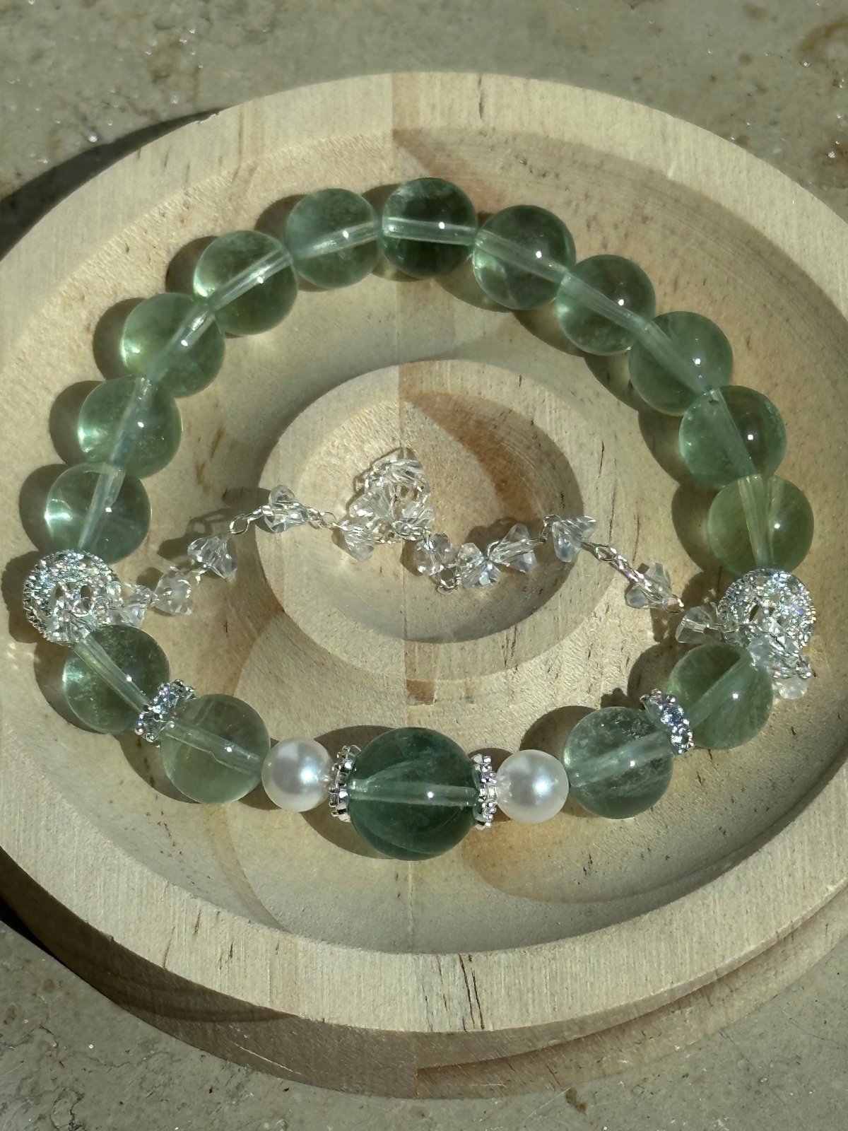Fluorite Grace – Armband mit grünem Fluorit & Süßwasserperlen - AuraGleam