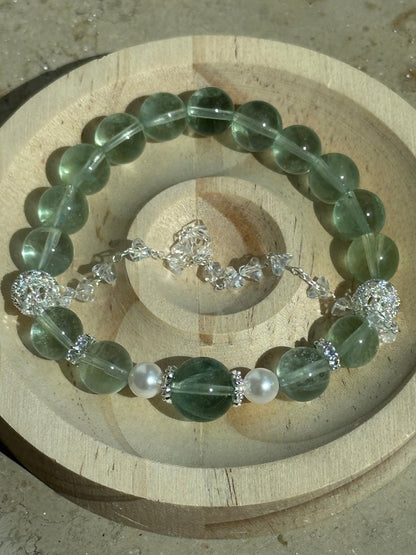 Fluorite Grace – Armband mit grünem Fluorit & Süßwasserperlen - AuraGleam