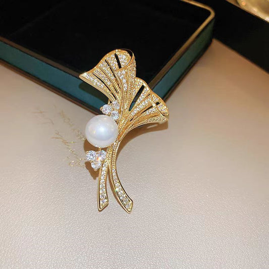 Vergoldete Ginkgo-Fächer-Brosche mit Zirkonia und Süßwasserperle – eleganter Schmuck im asiatischen Stil für Damen