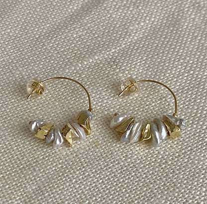 Golden Drop – 14K vergoldete Creolen mit Barockperlen & Mini Nuggets - AuraGleam