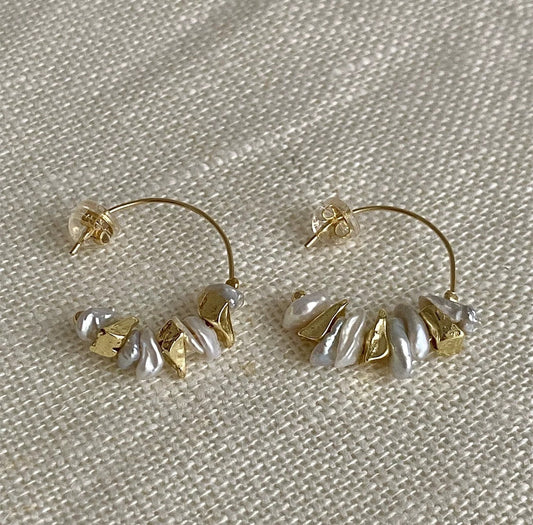 Golden Drop – 14K vergoldete Creolen mit Barockperlen & Mini Nuggets - AuraGleam