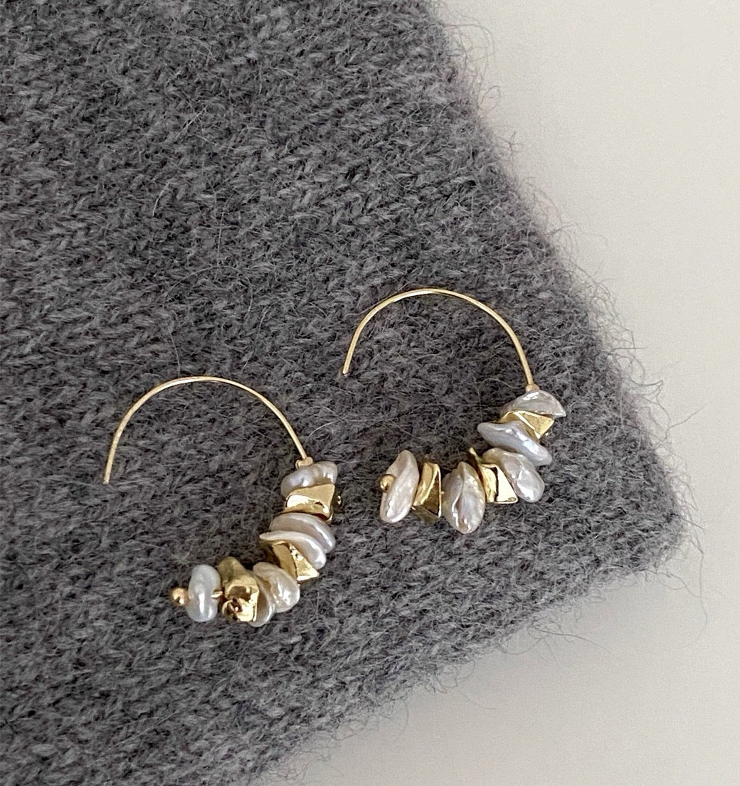 Golden Drop – 14K vergoldete Creolen mit Barockperlen & Mini Nuggets - AuraGleam