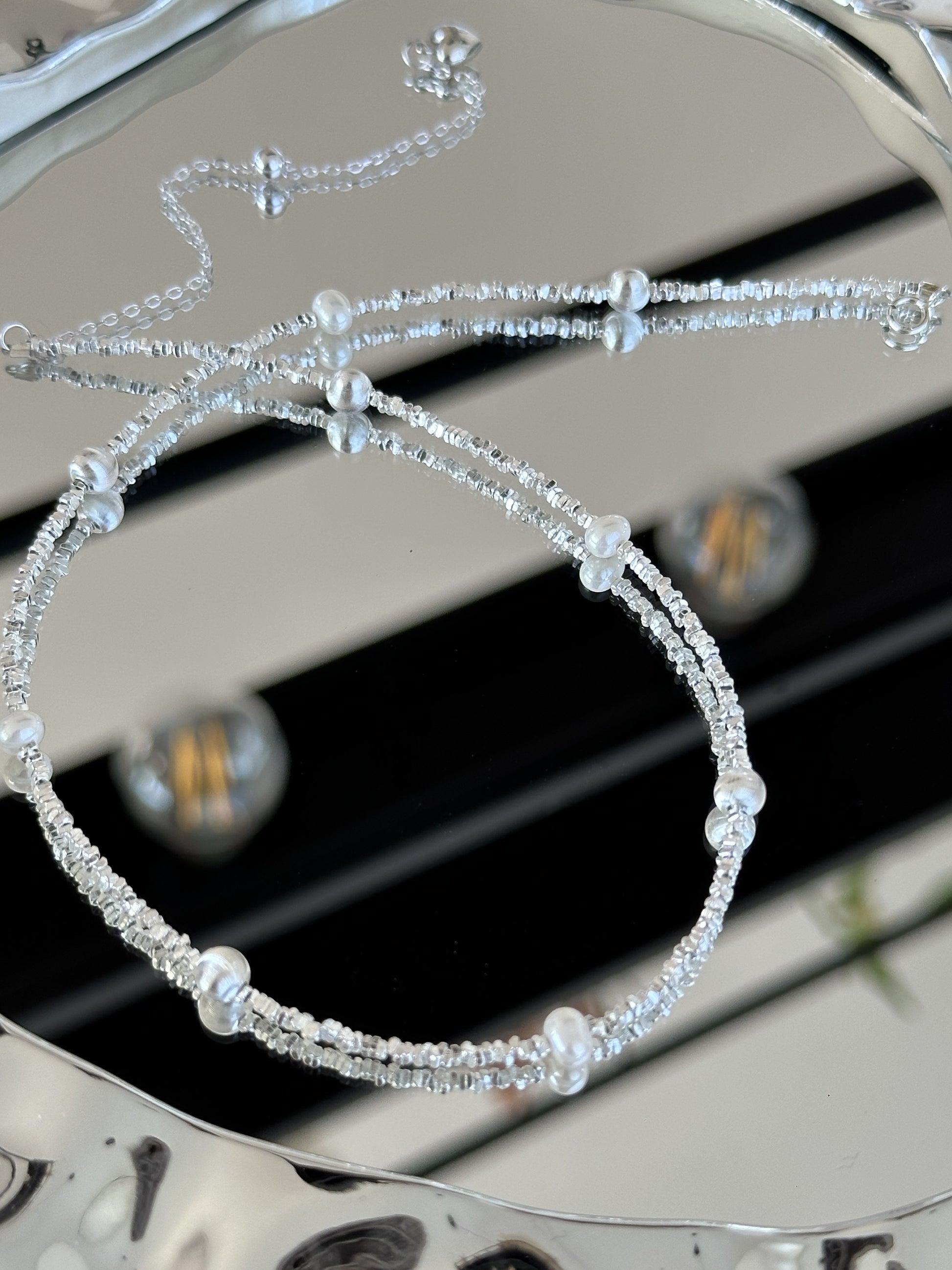 Zarte Halskette aus 925er Silber mit facettierten Katzenaugen-perlen und feinen Süßwasserperlen – elegant, minimalistisch und alltagstauglich