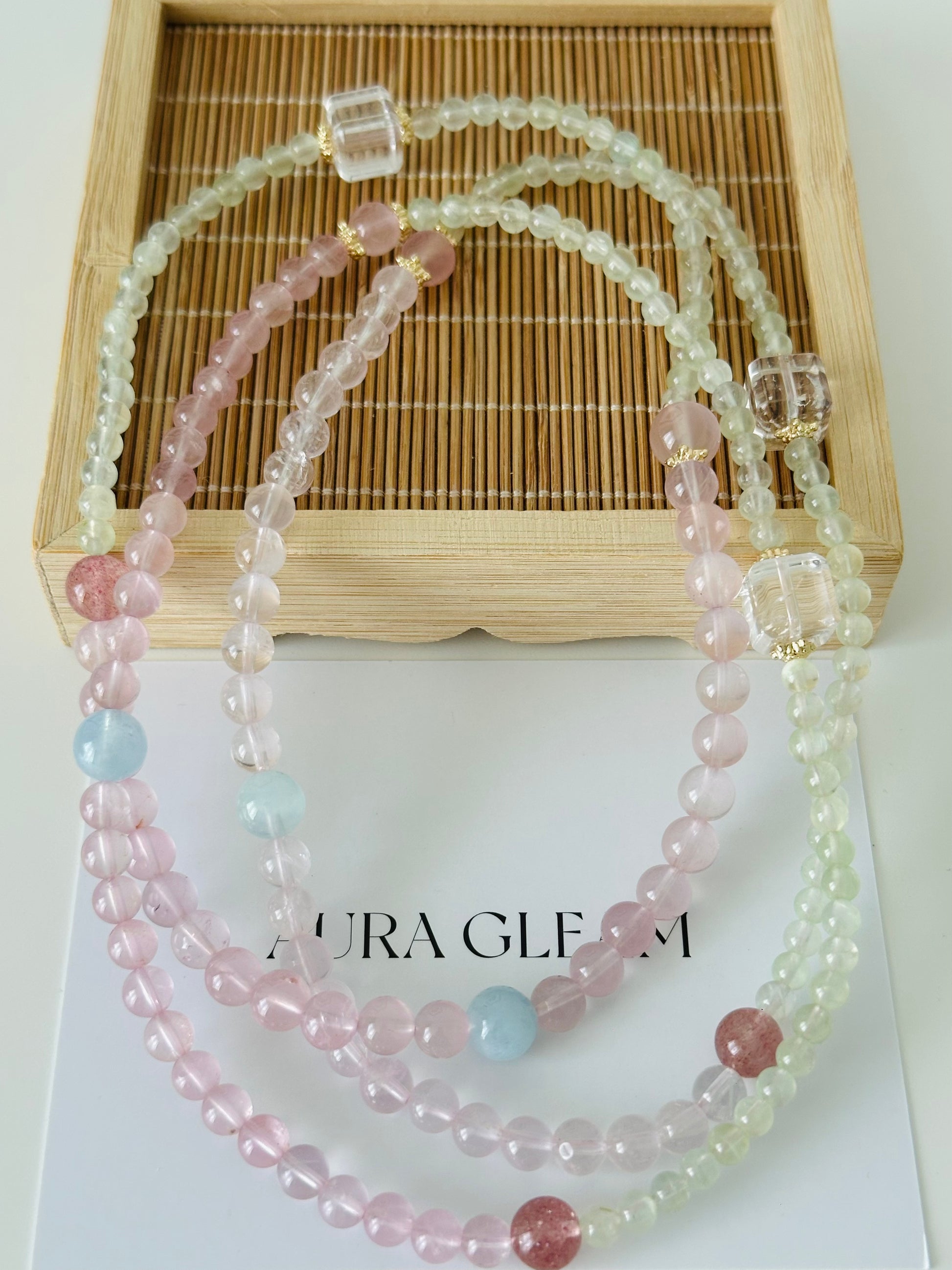 Mehrlagiges Heilstein-Armband aus Prehnit, Rosenquarz, Aquamarin und weiteren Edelsteinen – zartes Design für Balance und innere Ruhe