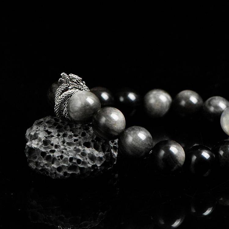 Maskulines Herrenarmband mit 12mm Silberobsidian und grauem Mondstein – kombiniert mit silbernem Drachen-Element als stilvoller Blickfang