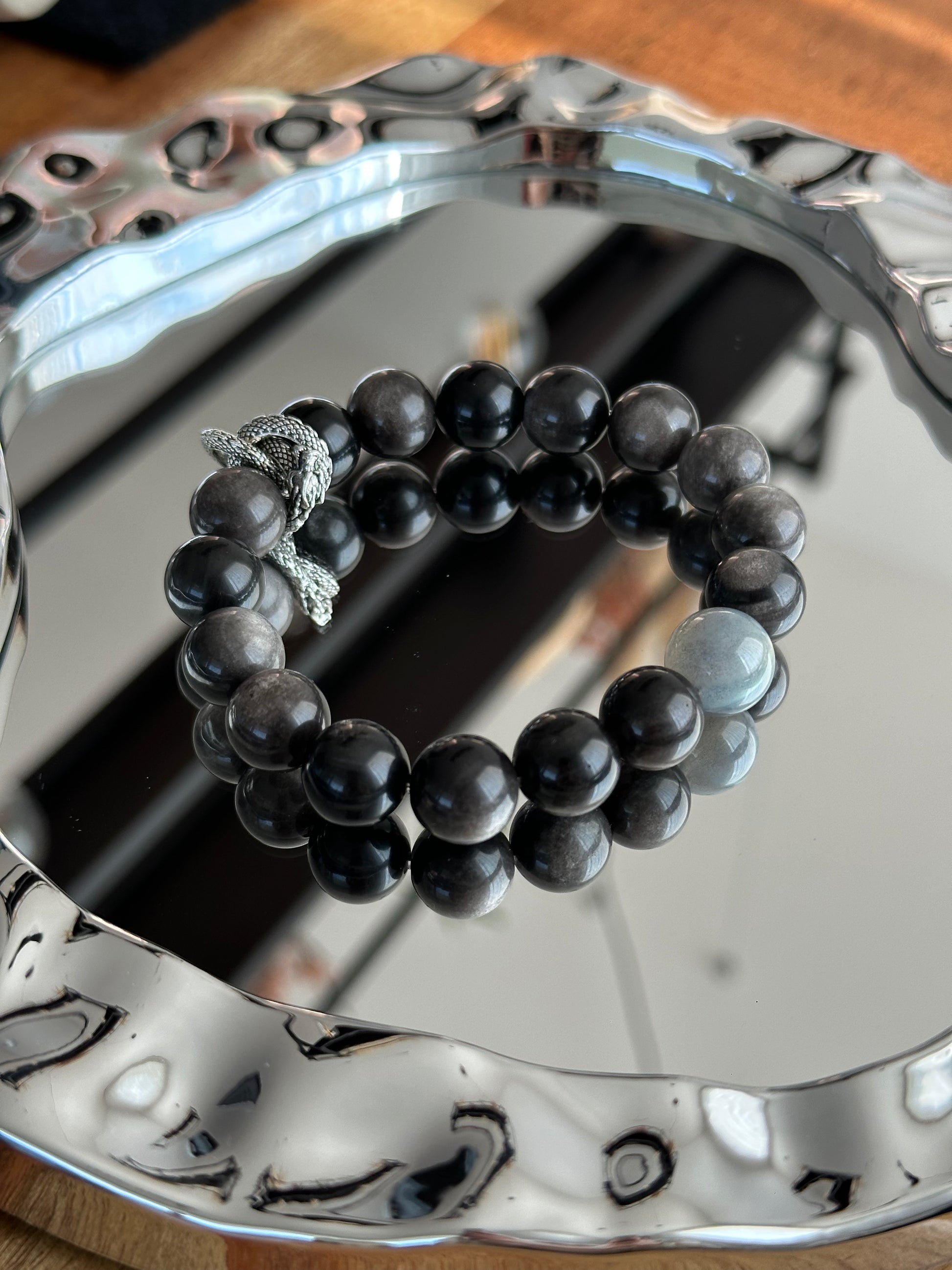 Maskulines Herrenarmband mit 12mm Silberobsidian und grauem Mondstein – kombiniert mit silbernem Drachen-Element als stilvoller Blickfang