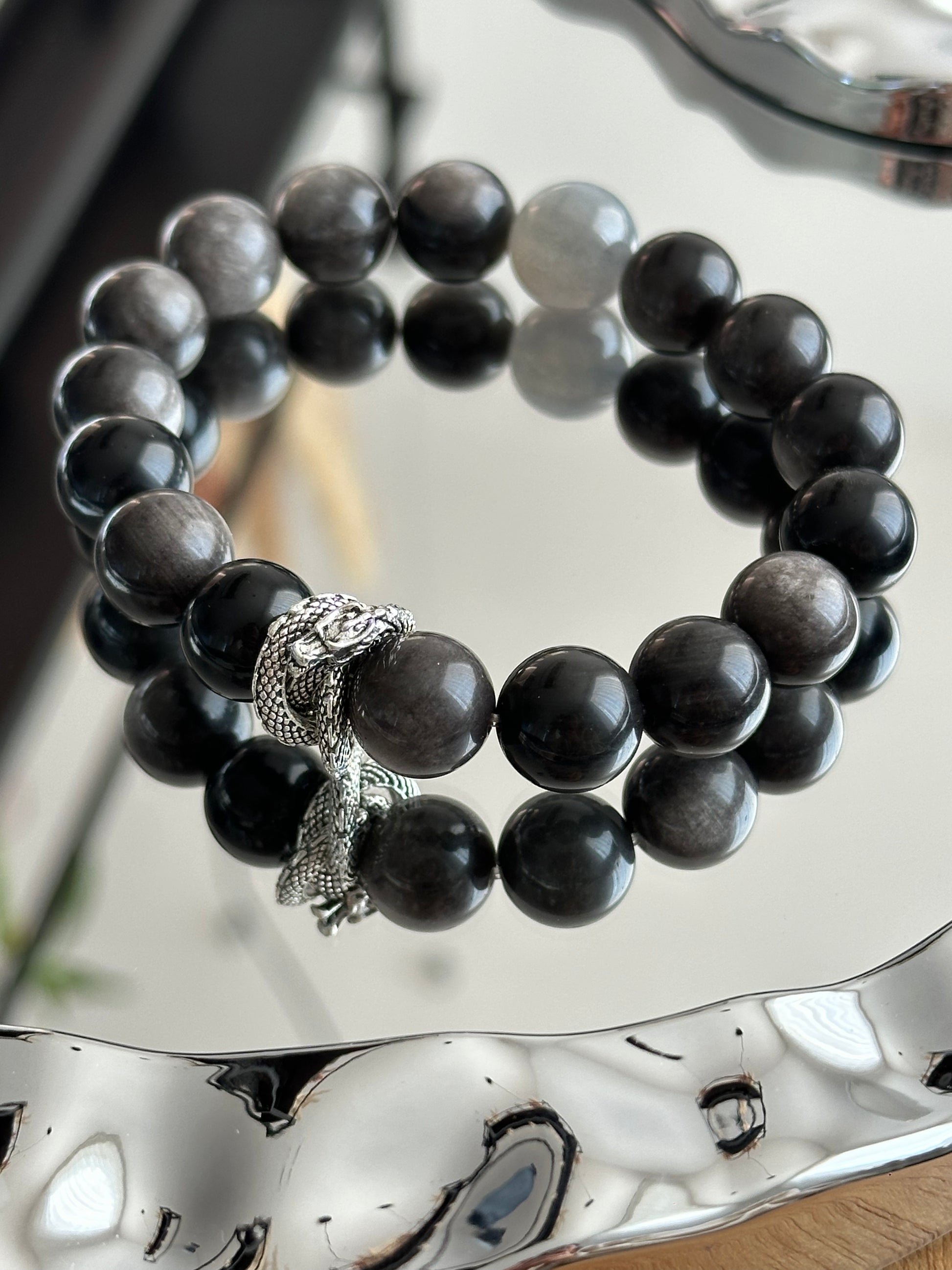 Maskulines Herrenarmband mit 12mm Silberobsidian und grauem Mondstein – kombiniert mit silbernem Drachen-Element als stilvoller Blickfang