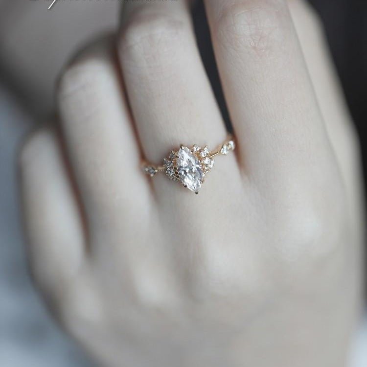 Hochzeitsmelodie – Verstellbarer Damenring mit marquiseförmigem High - Carbon - Diamant, luxuriös vergoldet - AuraGleam