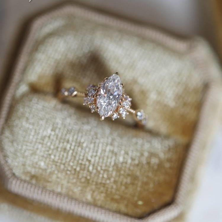 Hochzeitsmelodie – Verstellbarer Damenring mit marquiseförmigem High - Carbon - Diamant, luxuriös vergoldet - AuraGleam