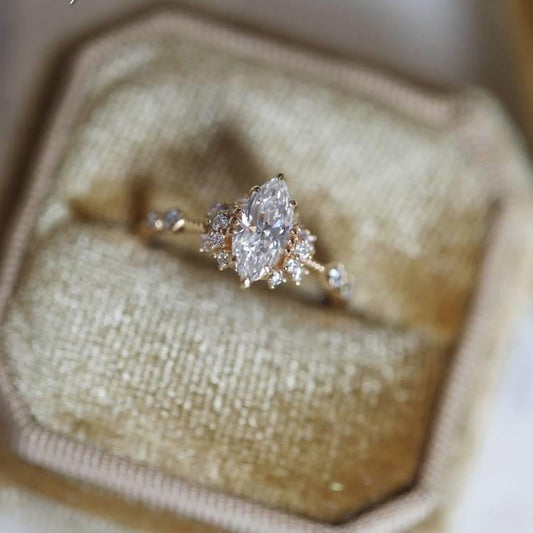 Hochzeitsmelodie – Verstellbarer Damenring mit marquiseförmigem High - Carbon - Diamant, luxuriös vergoldet - AuraGleam