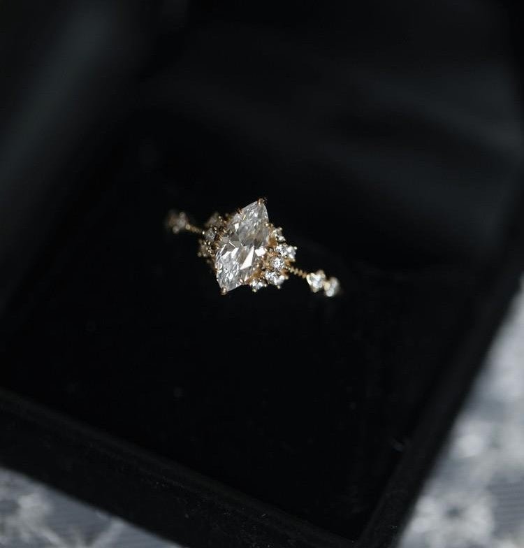 Hochzeitsmelodie – Verstellbarer Damenring mit marquiseförmigem High - Carbon - Diamant, luxuriös vergoldet - AuraGleam