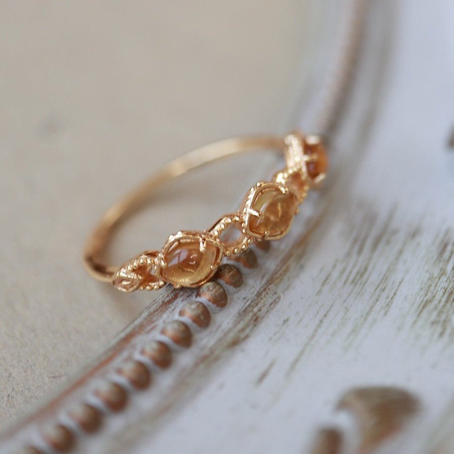 Honey Charm – Verstellbarer Vintage - Ring mit gelben Kristallsteinen, vergoldet - AuraGleam