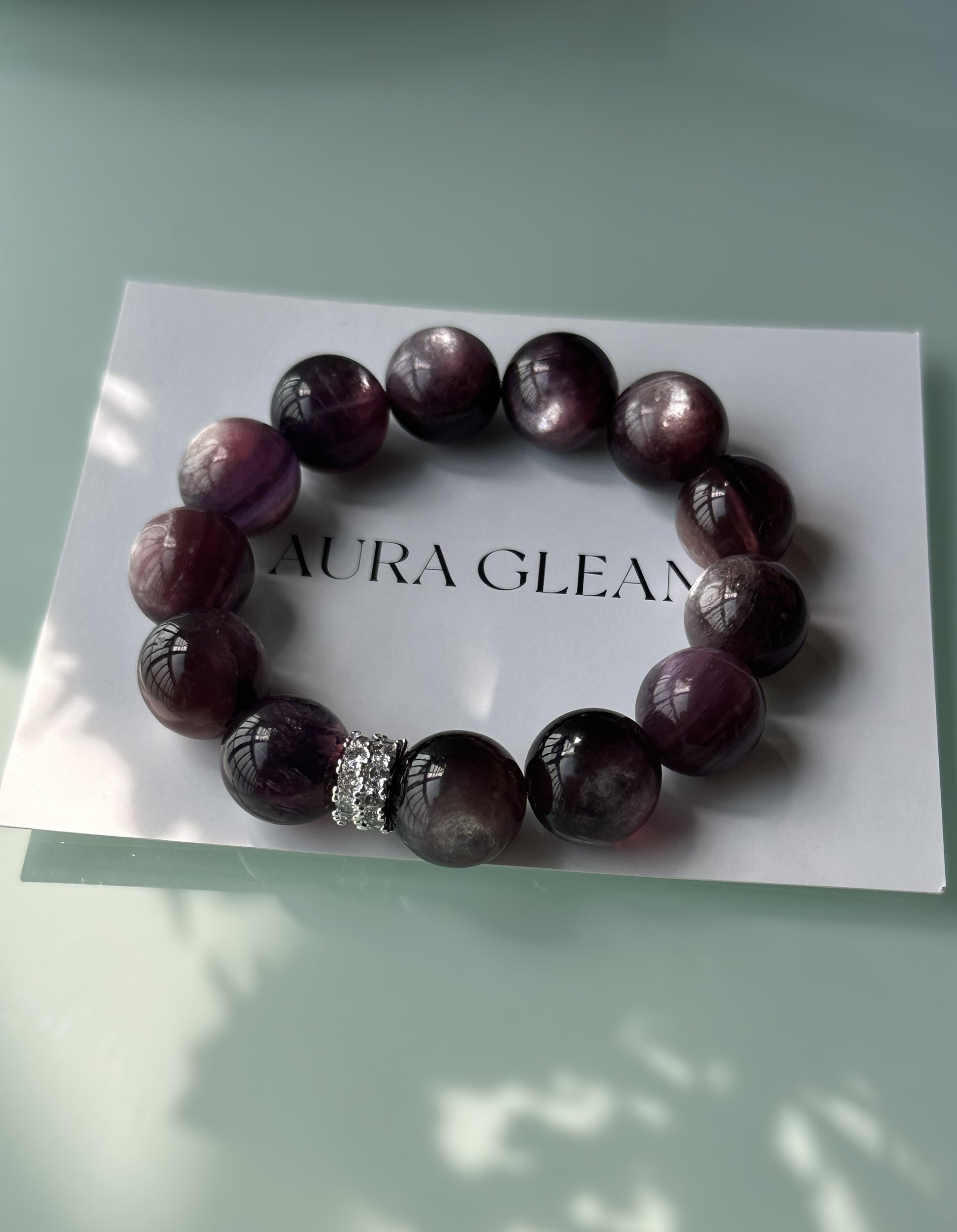Kraftvolles Armband aus 14 mm+ Lepidolith-Perlen mit natürlichem Glanz und funkelndem Zirkonia-Zwischenelement – beruhigende Energie & eleganter Look