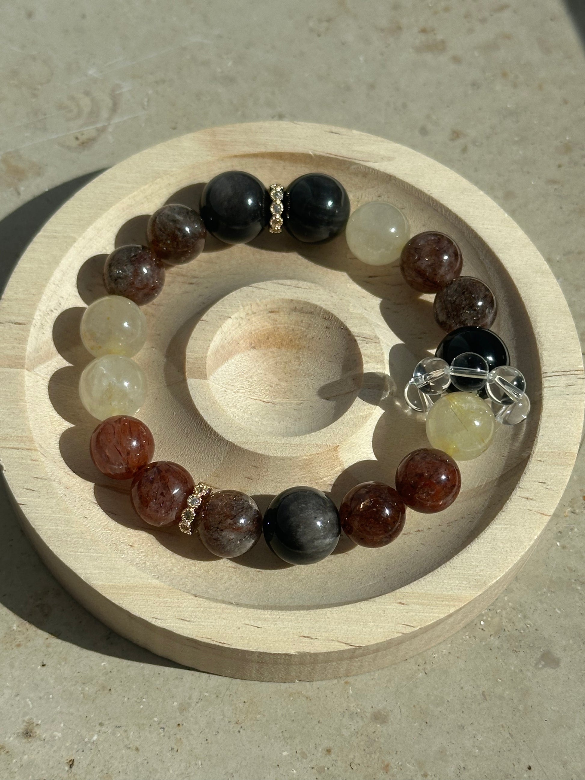 Handgefertigtes Kristallarmband mit Silberobsidian, Super Seven und goldenem Rutilquarz – energetisches Design mit kraftvoller Ausstrahlung